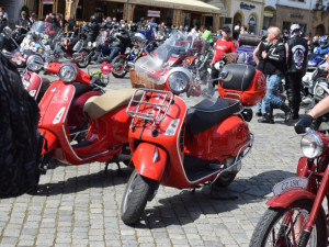 Z Horního náměstí vyjely v poledne stovky motorkářů, oficiálně tak začala jejich sezóna
