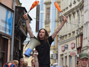 David Koller byl na Horním náměstí korunován králem letošního majálesu
