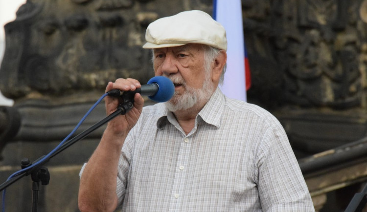 Na Horním náměstí se sešli lidé, aby demonstrovali proti vládě Babiše a Zemana