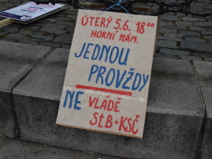 Na Horním náměstí se sešli lidé, aby demonstrovali proti vládě Babiše a Zemana