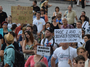 Na Horním náměstí se sešli lidé, aby demonstrovali proti vládě Babiše a Zemana