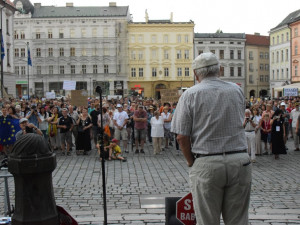 Na Horním náměstí se sešli lidé, aby demonstrovali proti vládě Babiše a Zemana