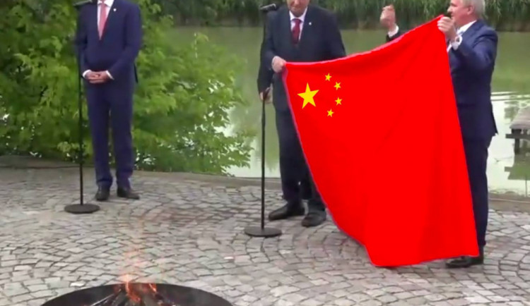 FOTO: Internetové vtípky na prezidentovo veřejné pálení trenýrek