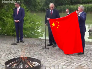 FOTO: Internetové vtípky na prezidentovo veřejné pálení trenýrek