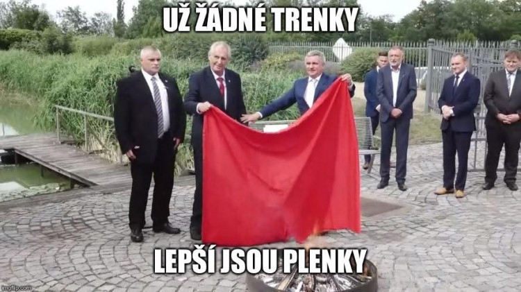 FOTO: Internetové vtípky na prezidentovo veřejné pálení trenýrek