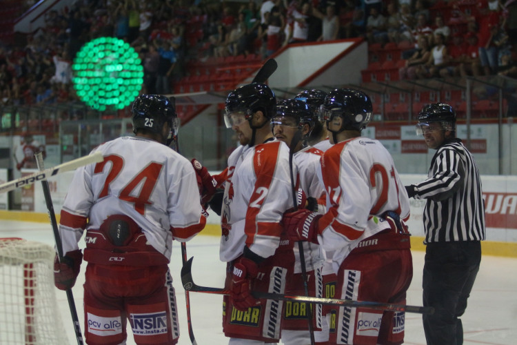 Kohouti zvládli první domácí přípravný zápas, Třinec porazili v nájezdech 3:2