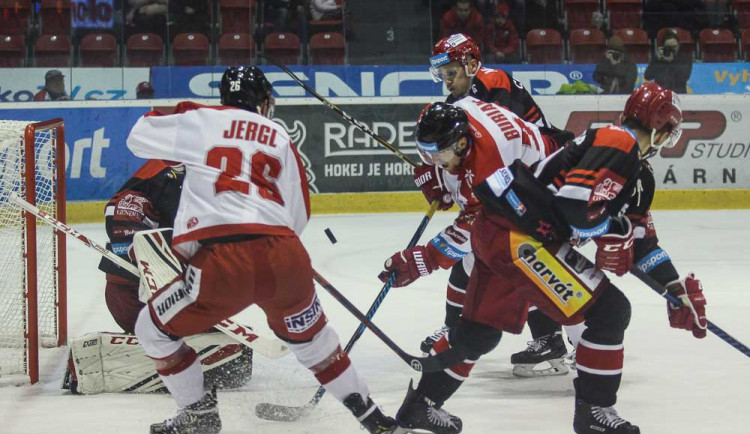Kohouti porazili Hradec 3:1. Strapáč se blýskl hattrickem, Konrád čaroval