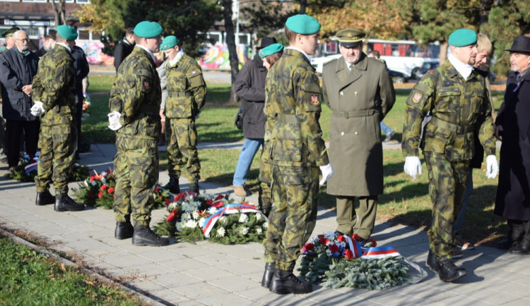 FOTO/VIDEO: U památníku u právnické fakulty proběhla vzpomínka ke Dni boje za svobodu a demokracii