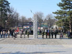 FOTO/VIDEO: U památníku u právnické fakulty proběhla vzpomínka ke Dni boje za svobodu a demokracii