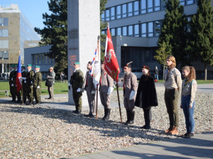 FOTO/VIDEO: U památníku u právnické fakulty proběhla vzpomínka ke Dni boje za svobodu a demokracii