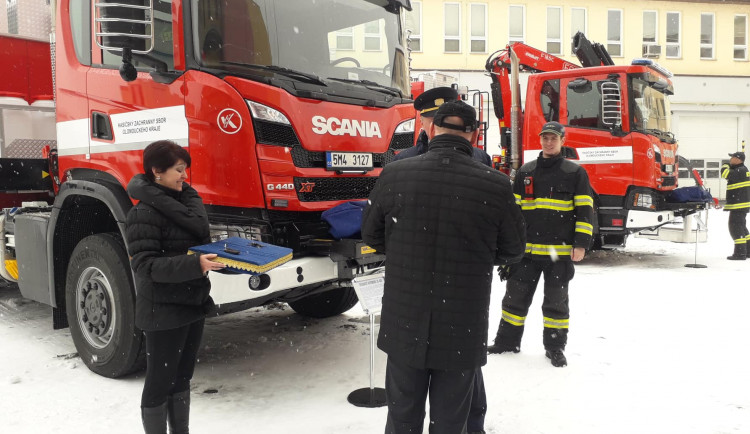 Předání nové techniky profesionálním hasičům v Olomouci