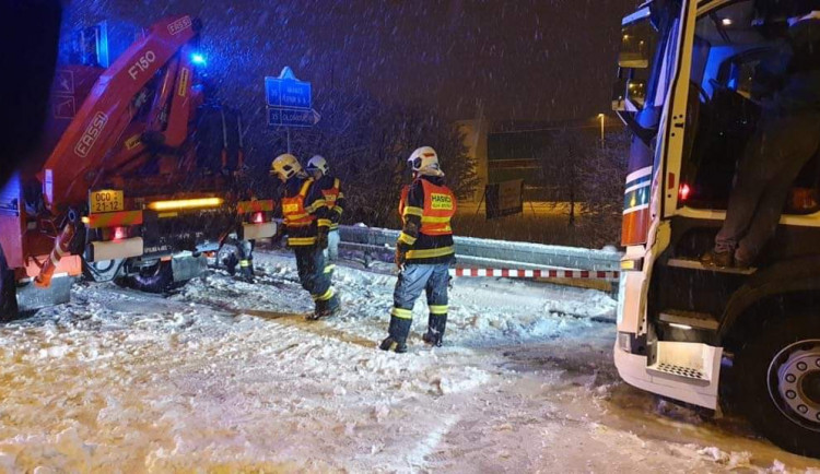 Hasiči kvůli silnému sněžení řešili přes šedesát událostí