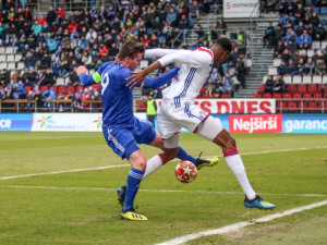 FOTOGALERIE: Mladí Sigmáci sice s Lyonem prohráli, benefice ale pomohla Patrikovi 176 600 korunami