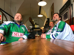 FOTOGALERIE: Hokejoví mistři z roku 1994 opět spolu! Sešli se s primátorem a podepsali se fanouškům