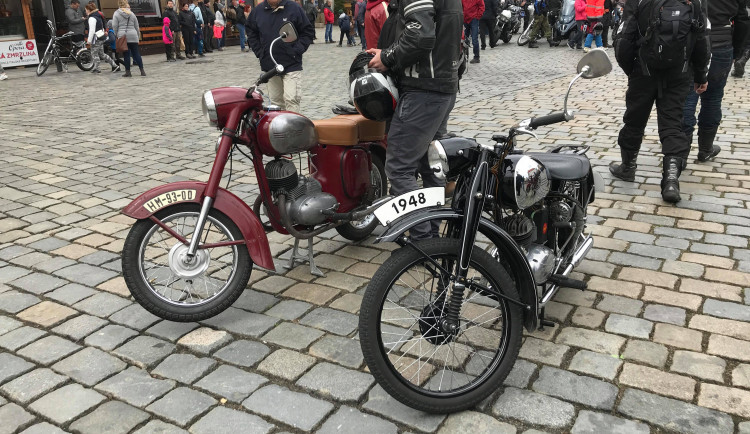 Motorkáři dnes zahájili sezonu na Horním náměstí