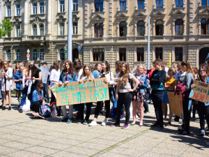 FOTOGALERIE: Žádná škola, klima volá, křičeli studenti. Středoškoláci v Olomouci stávkovali za lepší klima