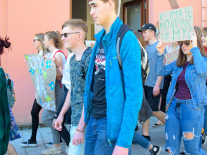 FOTOGALERIE: Žádná škola, klima volá, křičeli studenti. Středoškoláci v Olomouci stávkovali za lepší klima