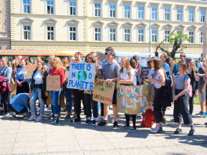FOTOGALERIE: Žádná škola, klima volá, křičeli studenti. Středoškoláci v Olomouci stávkovali za lepší klima