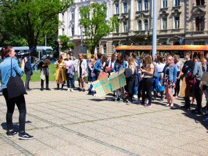FOTOGALERIE: Žádná škola, klima volá, křičeli studenti. Středoškoláci v Olomouci stávkovali za lepší klima