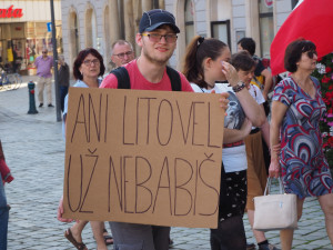 FOTOGALERIE: Na Horní náměstí přišly stovky lidí podpořit nezávilost justice, demonstrovalo se po celé republice