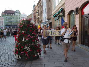 FOTOGALERIE: Na Horní náměstí přišly stovky lidí podpořit nezávilost justice, demonstrovalo se po celé republice