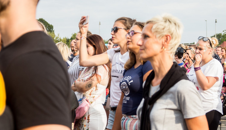 FOTOGALERIE: Létofest letos přilákal davy lidí, neodradily je ani bouřkové mraky a občasný déšť