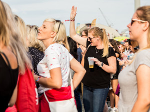 FOTOGALERIE: Létofest letos přilákal davy lidí, neodradily je ani bouřkové mraky a občasný déšť