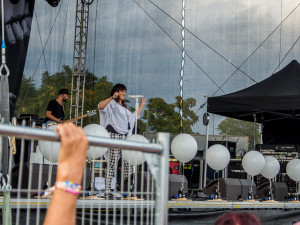FOTOGALERIE: Létofest letos přilákal davy lidí, neodradily je ani bouřkové mraky a občasný déšť