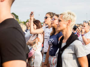 FOTOGALERIE: Létofest letos přilákal davy lidí, neodradily je ani bouřkové mraky a občasný déšť