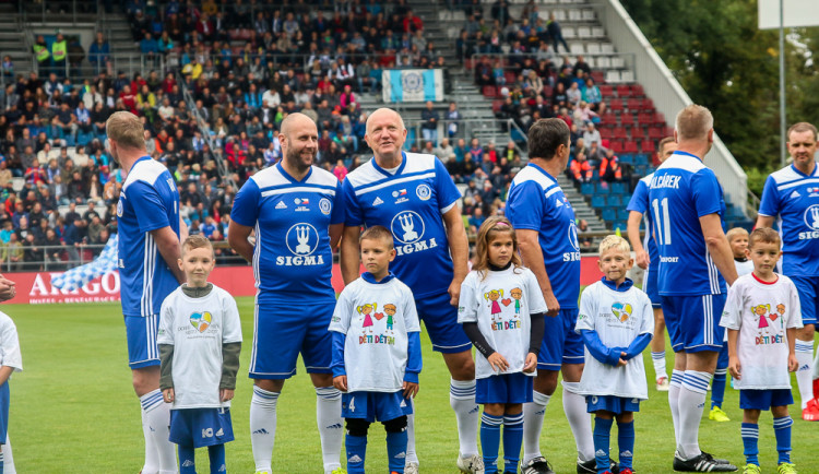 FOTOGALERIE: Zápas století vyhráli reprezentanti 9:2. Na závěr byla slavnostně pojmenována tribuna po Karlu Brücknerovi