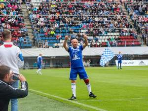 FOTOGALERIE: Zápas století vyhráli reprezentanti 9:2. Na závěr byla slavnostně pojmenována tribuna po Karlu Brücknerovi