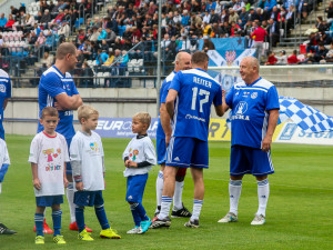 FOTOGALERIE: Zápas století vyhráli reprezentanti 9:2. Na závěr byla slavnostně pojmenována tribuna po Karlu Brücknerovi