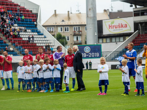 FOTOGALERIE: Zápas století vyhráli reprezentanti 9:2. Na závěr byla slavnostně pojmenována tribuna po Karlu Brücknerovi