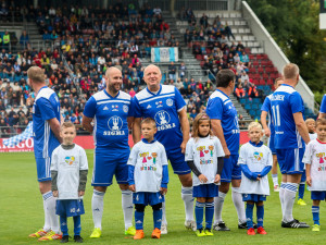 FOTOGALERIE: Zápas století vyhráli reprezentanti 9:2. Na závěr byla slavnostně pojmenována tribuna po Karlu Brücknerovi