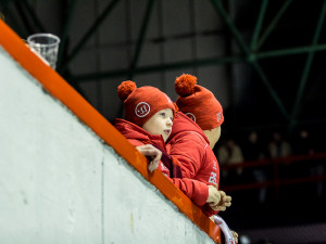 FOTOGALERIE: Vyprodaná plecharéna v Olomouci sledovala prohru Kohoutů s Jágrovým Kladnem