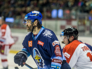 FOTOGALERIE: Vyprodaná plecharéna v Olomouci sledovala prohru Kohoutů s Jágrovým Kladnem