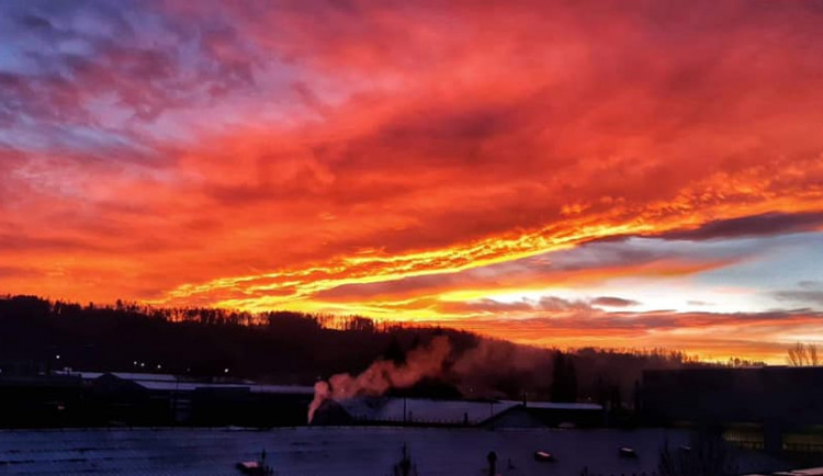 FOTOGALERIE: Slunce a mraky dnes kouzlily na ranní obloze. Tady jsou vaše nejlepší úlovky