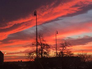 FOTOGALERIE: Slunce a mraky dnes kouzlily na ranní obloze. Tady jsou vaše nejlepší úlovky