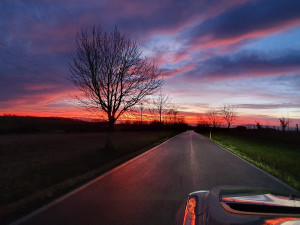 FOTOGALERIE: Slunce a mraky dnes kouzlily na ranní obloze. Tady jsou vaše nejlepší úlovky