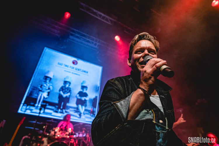 FOTOGALERIE: Monkey Business roztančili olomoucký Sklub. Poprvé od karantény