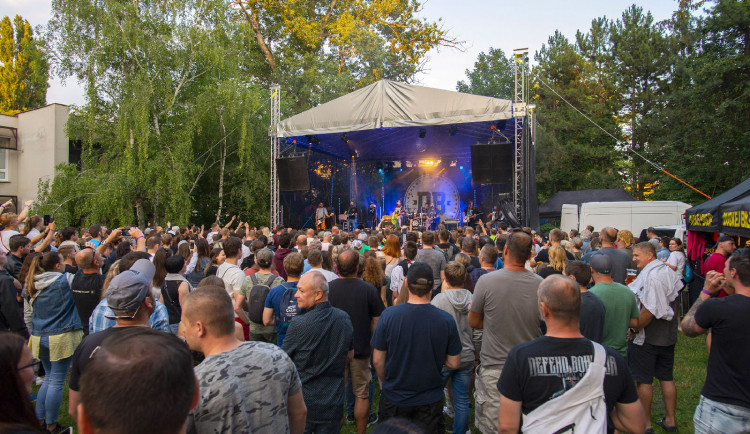 FOTOGALERIE: Divokej Bill zavítal na palouček před olomoucký Sklub. V pátek zde vystoupí Vypsaná fixa