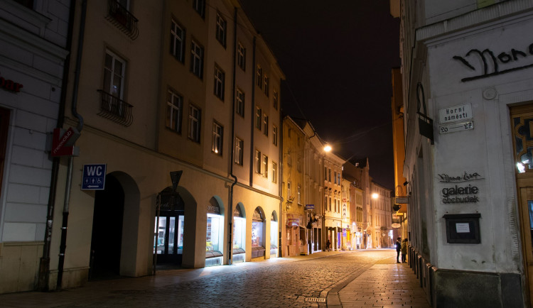 FOTOGALERIE: Když lidé nesmí ven. Olomouc po deváté hodině večer