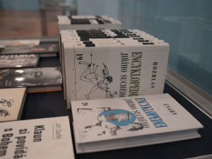 Výstava Jiřího Suchého v Olomouci k 90. narozeninám