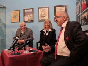 Výstava Jiřího Suchého v Olomouci k 90. narozeninám. Na snímku vpravo ředitel Vlastivědného muzea Břetislav Holásek