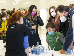I v letošním ročníku Noci vědců byla jedním z center prezentací a pokusů Přírodovědecká fakulta Univerzity Palackého či popularizační muzeum vědy Pevnost poznání 