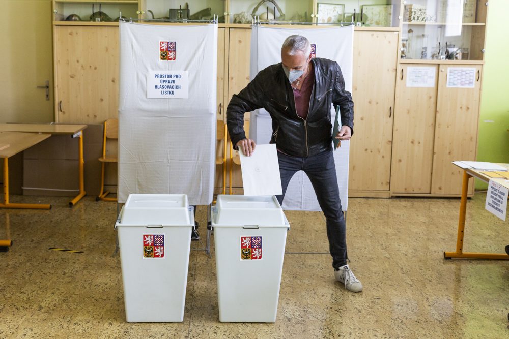 VOLBY 2021: V Olomouci se otevřely volební místnosti, počáteční zájem byl mimořádný