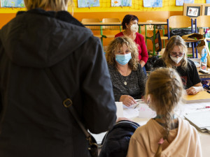 VOLBY 2021: V Olomouci se otevřely volební místnosti, počáteční zájem byl mimořádný