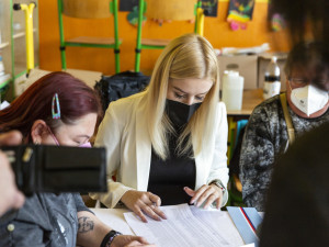 VOLBY 2021: V Olomouci se otevřely volební místnosti, počáteční zájem byl mimořádný