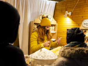 Vánoční trhy v Olomouci před a po ukončení kvůli vládním nařízením