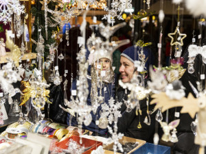 Vánoční trhy v Olomouci před a po ukončení kvůli vládním nařízením